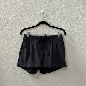lululemon shorts size 8 in black